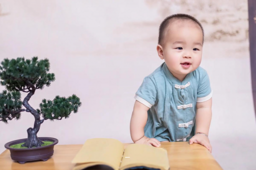 东方六个月宝宝可以坐吗